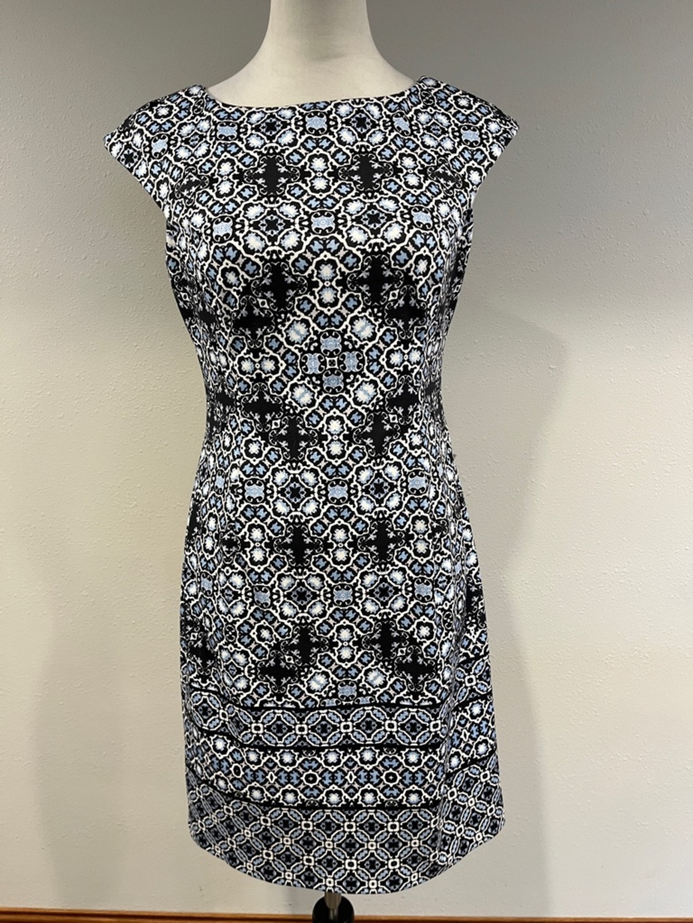 Cap-Sleeve stretchy mini Dress size 6‎